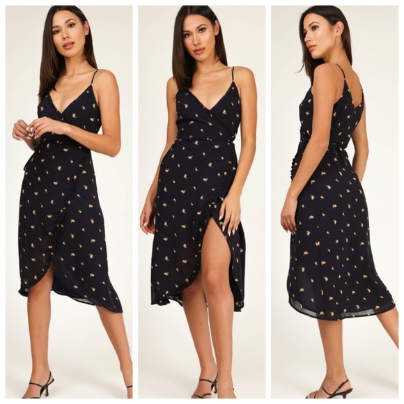 Honey Punch Dresses & Skirts - 🆕Navy print wrap around dress